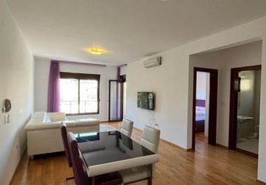Spacious 3-room apartment in Bečići next to the sea with balcony