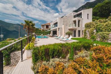 Luxurious 6-room villa first line with sea view and pool in Morinj, Kotor