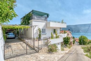 Luxurious 2 storey sea-view villa in Herceg Novi with pool and terrace