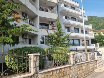 Stunning 2 bedroom apartment 60м2 in Petrovac center with terraces
