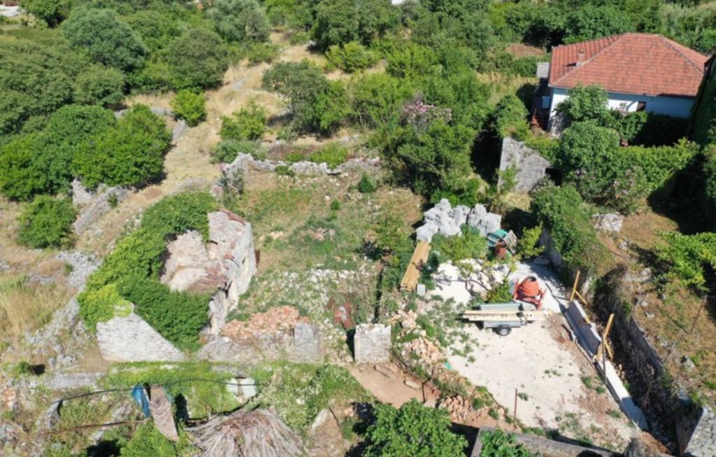 Exclusive land and ruin next to potential future golf course
