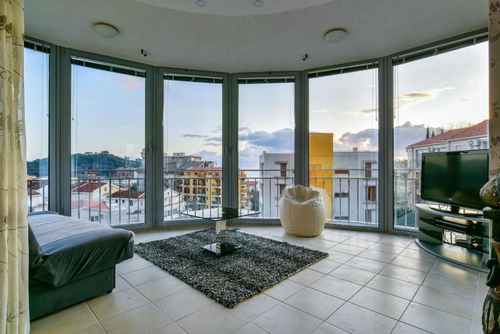 Luxury 4-room flat with pool in prime location