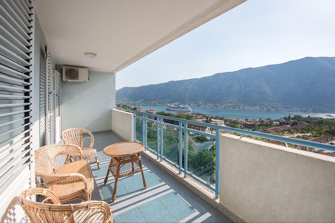 Panoramic sea-view studio 46 m2 with terrace in Kotor