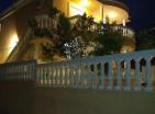 Exclusive 280 m2 dual-apartment villa in Sutomore