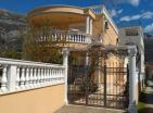 Exclusive 280 m2 dual-apartment villa in Sutomore