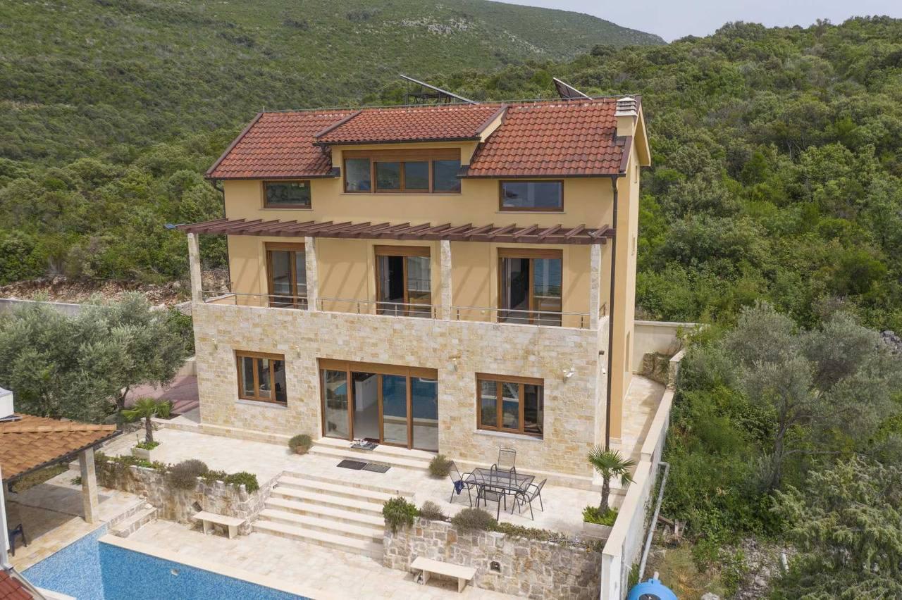 Luxurious seaside villa in Glavaticici with pool next to the sea