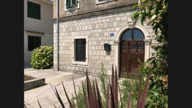 Flat 68m2 in a old stone house in Tivat, steps from water and PortoMontenegro