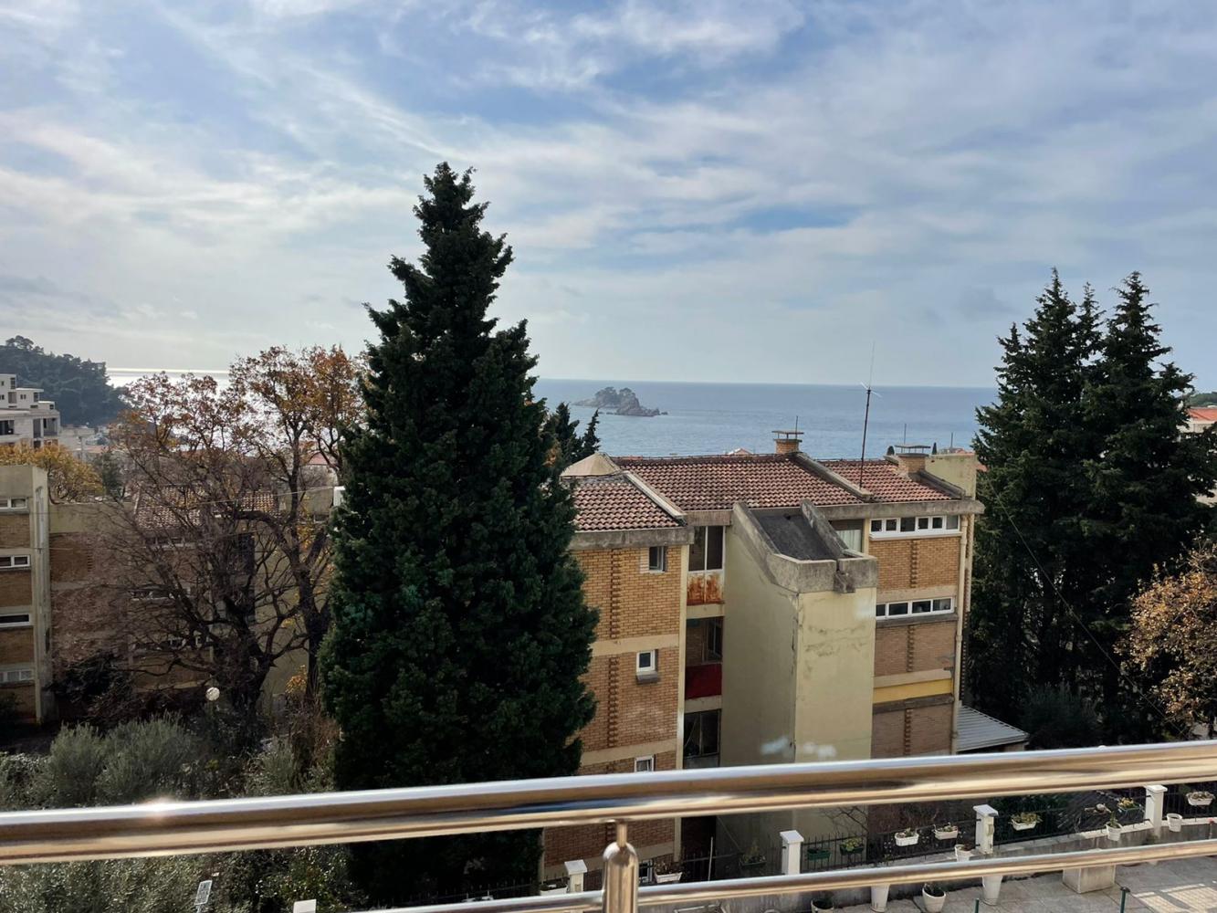Stunning 64 m2 one bedroom apartment in Petrovac with sea view terrace