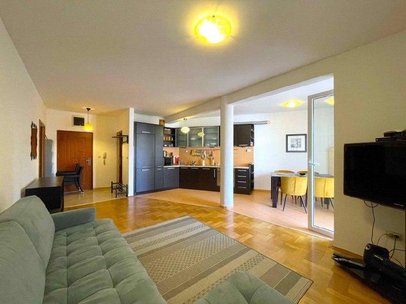 Stunning seaside 91 m2 apartment with terrace in Petrovac