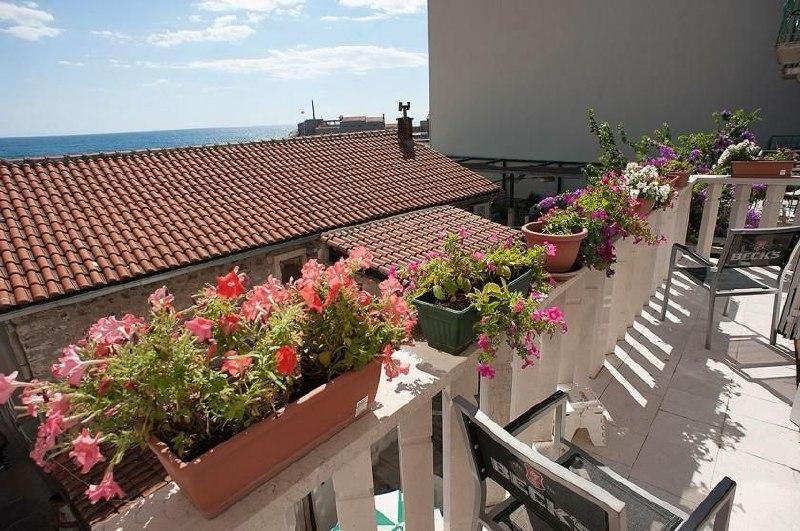 Furnished 93 m2 flat in Petrovac with 2-bedrooms and big terrace next to beach