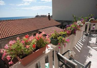 Furnished 93 m2 flat in Petrovac with 2-bedrooms and big terrace next to beach