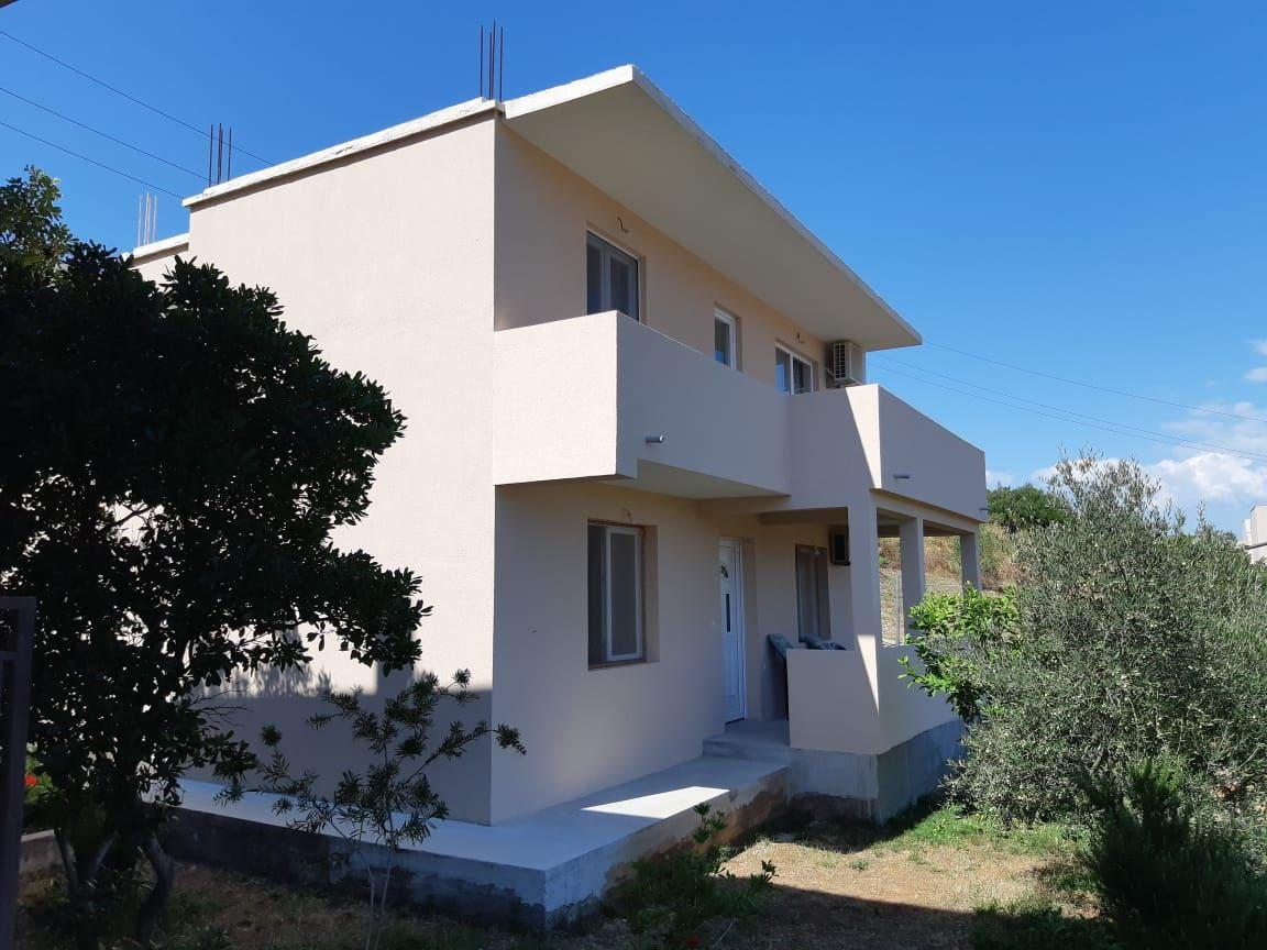 Spacious 175 m2 house in Radovići with 2 flats near Tivat
