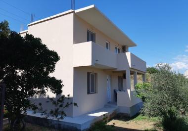 Spacious 175 m2 house in Radovići with 2 flats near Tivat