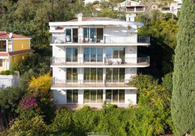 Luxurious three bedrooms 107 m2 flat in Đenovići with panoramic bay views