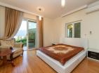 Luxurious three bedrooms 107 m2 flat in Đenovići with panoramic bay views