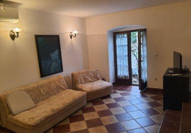 Charming seaside retreat: historic 3 bedroom stone flat in Risan