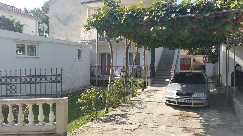 Flat in Igalo 86 m2 as a half of the house with a business space