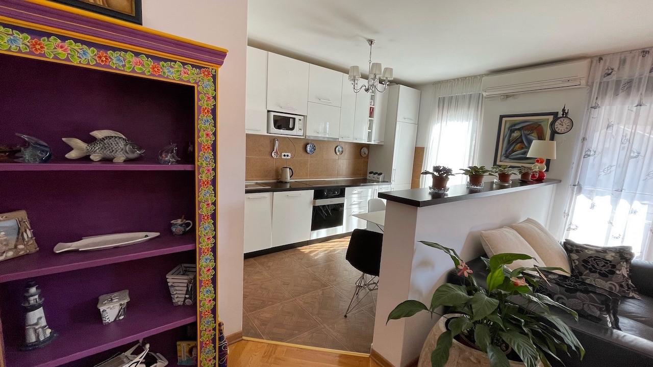Stunning sea-view 99 m2 flat in Budva with three bedrooms, perfect family home