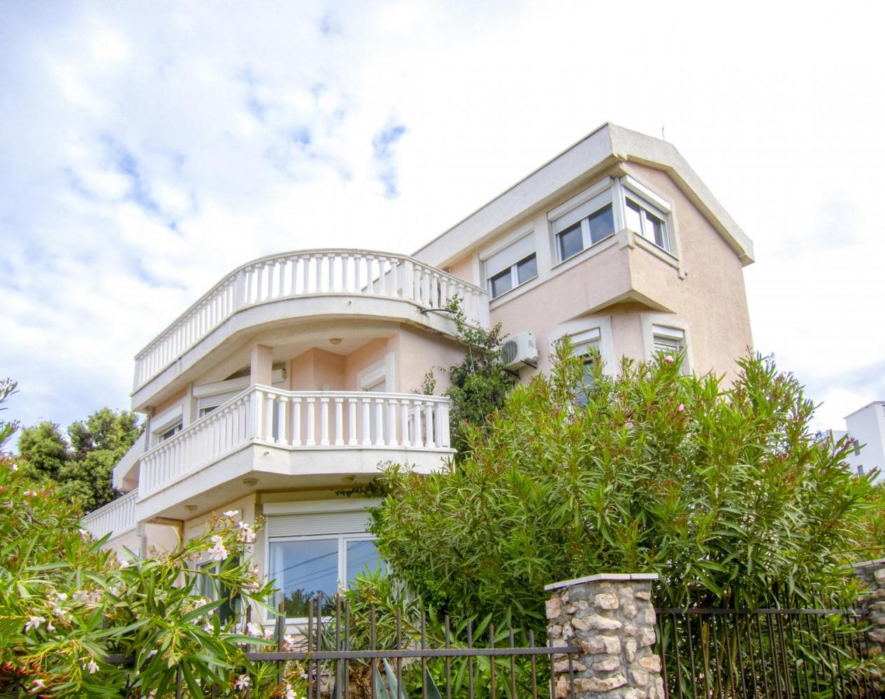 Seaside 3 floors 213 m2 villa for sale in Utjeha just 50m from the beach