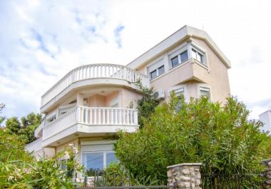 Seaside 3 floors 213 m2 villa for sale in Utjeha just 50m from the beach