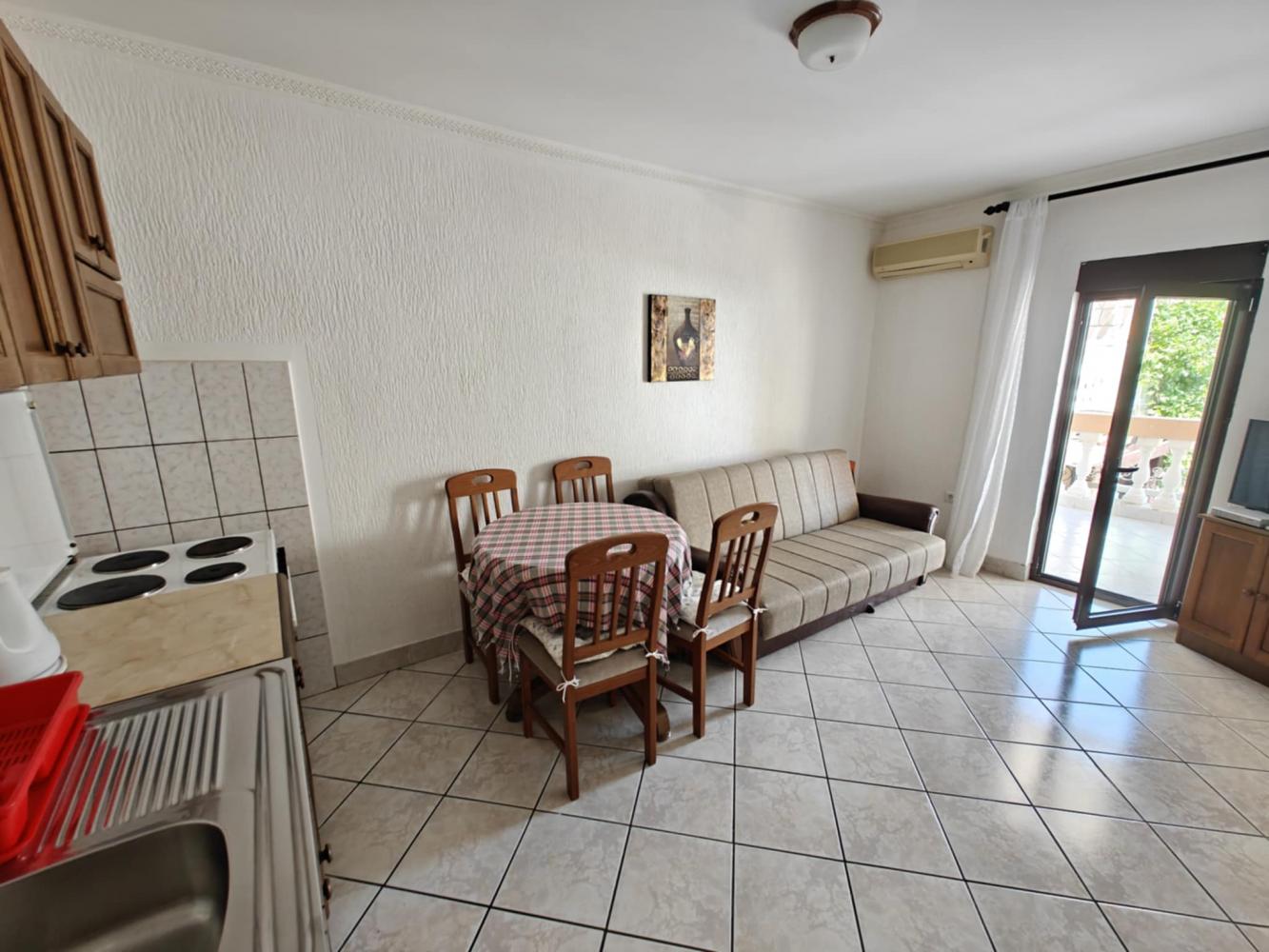 Sunny 34 m2 apartment in Petrovac with terrace just steps from the sea
