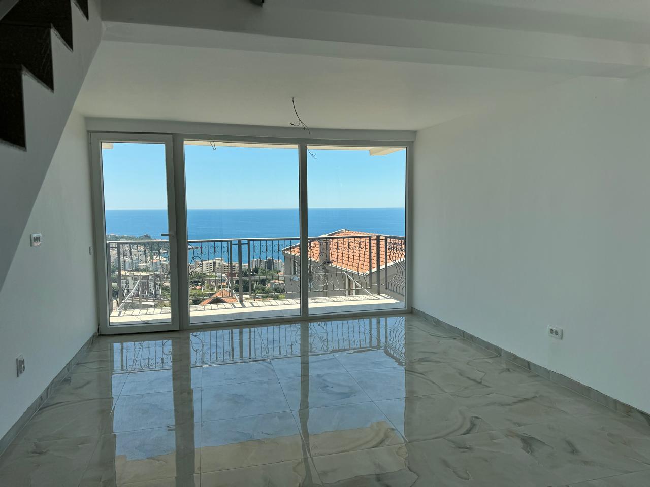 Modern seaside 65 m2 apartment in Dobra Voda with sea views and parking