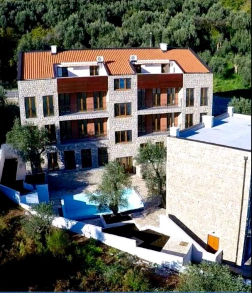 54 m2 Flat in Petrovac for sale in residence with pool, parking, walk to beach