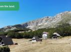 Mountain retreat urbanized 267 m2 land plot in Zabljak near Savin Kuk ski resort
