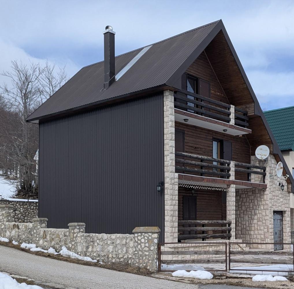 Big spacious 3-story 216 m2 home in Žabljak with mountain views
