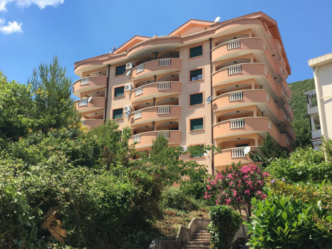 Big flat in Petrovac with 3 rooms in 150 meters far from the beach