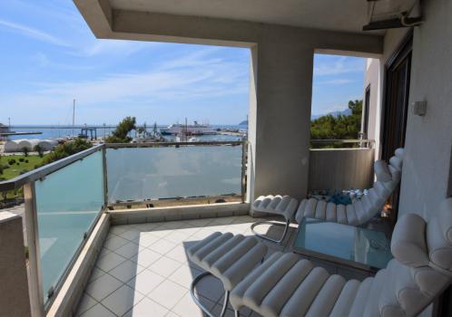 Luxury apartment in Bar with three bedrooms 100m from the sea