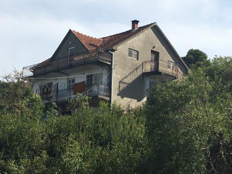 House for major renovation or demolition with a good plot, Kaludzerovina
