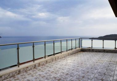 For sale two-level penthouse with 3 bedrooms and panoramic sea views in Bechichi