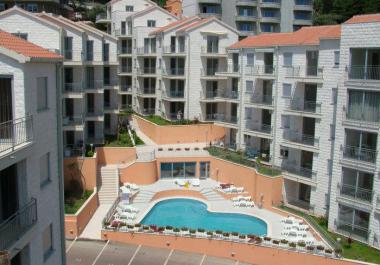 Apartments in a residential complex Petrovac Bay with land and view to the sea