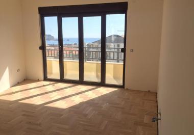 Sunny flat in Budva 75m2 with sea view next to the beach
